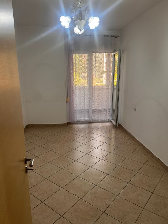 Tirane, jepet me qera apartament 1+1 Kati 2, 68 m² 500 € (Rruga e Kavajës)