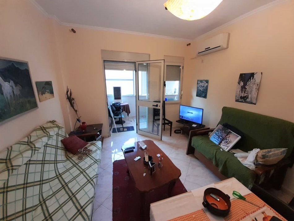 Tirane, jepet me qera apartament 1+1+Ballkon Kati 2, 65 m² 450 € (komuna e parisit)