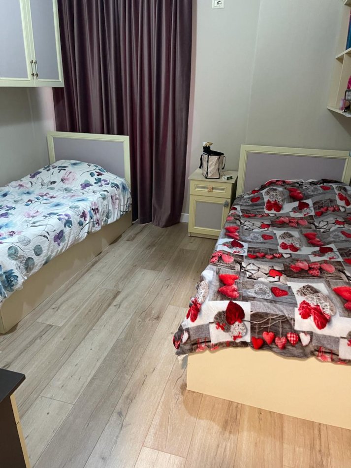 Tirane, jepet me qera apartament 3+1+Ballkon Kati 2, 105 m² 1.000 € (kopshit zoologjik)