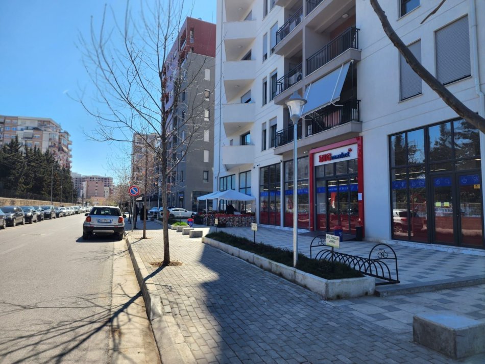 Tirane, shes dyqan Kati 0, 242 m² 580.000 € (Don Bosko (pas Vizion +))