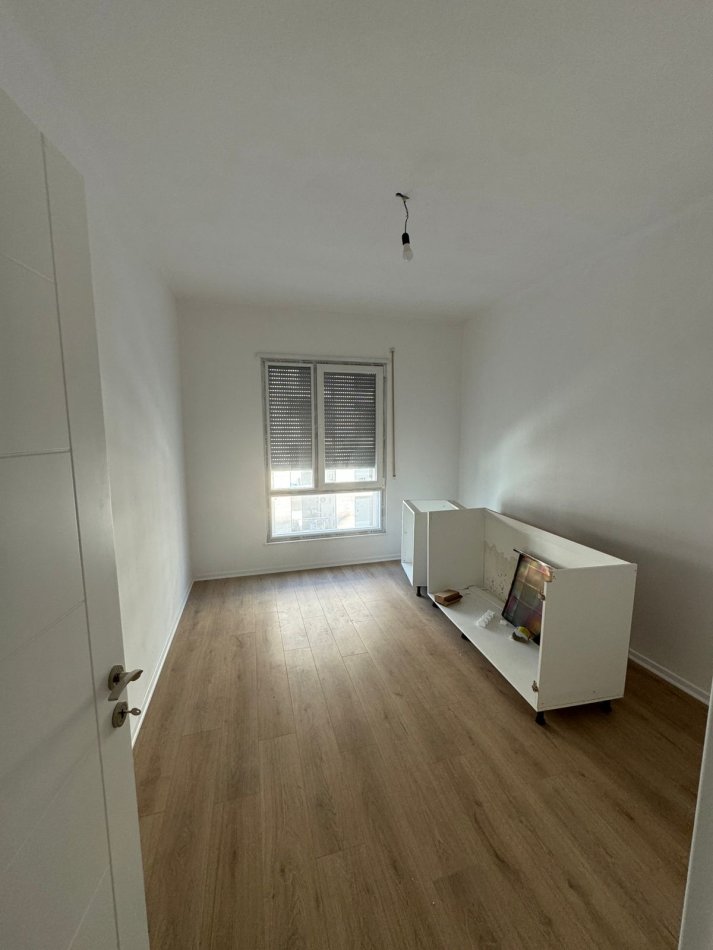 Tirane, jap me qera apartament 2+1+Ballkon Kati 4, 105 m² 500 € (Xhamllik)