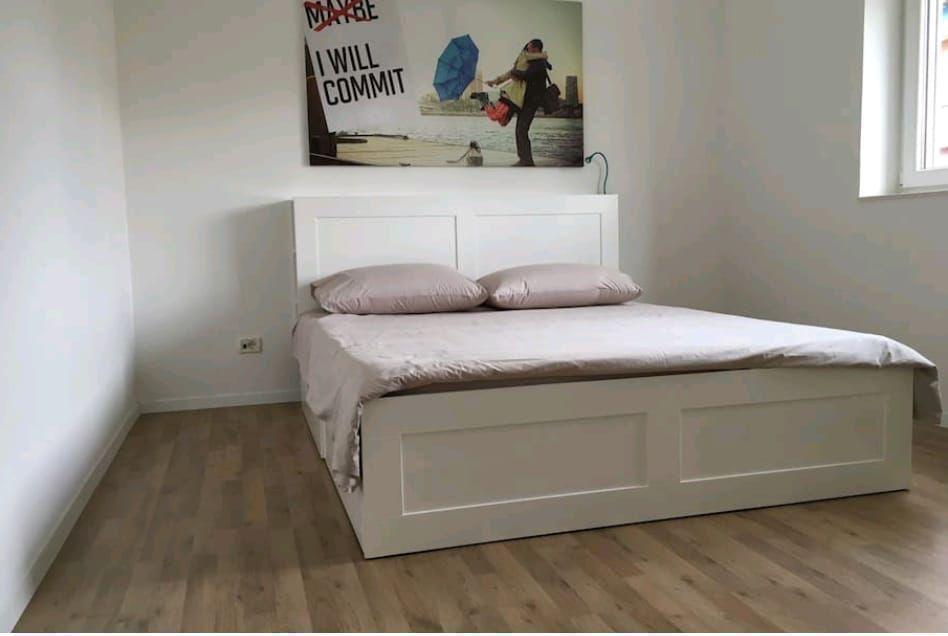 Tirane, jepet me qera apartament 1+1 , 60 m² 580 € (Rruga e Sales)