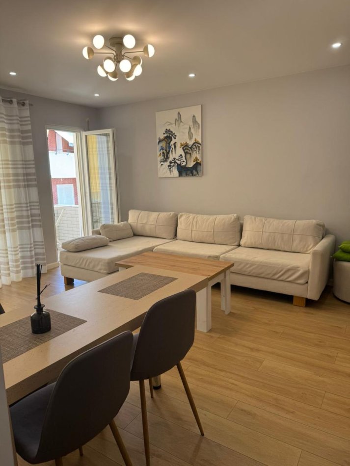 Tirane, jepet me qera apartament 2+1 Kati 4, 93 m² 1.000 € (Liqeni i Thatë)