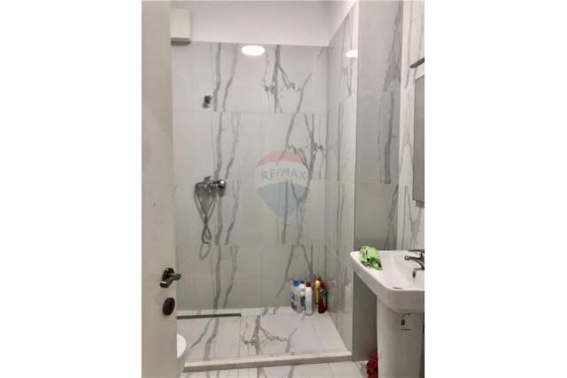Tirane, jepet me qera zyre Kati 2, 65 m² 450 Euro (Kika 2 - Komuna e Parisit, Shqipëri)