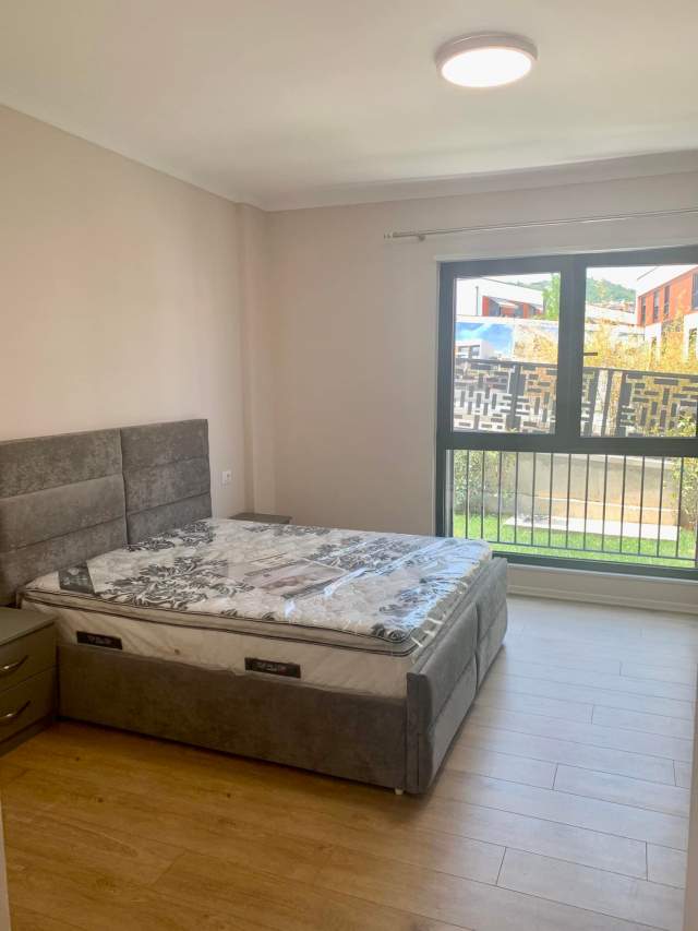 Tirane, jepet me qera apartament 2+1 Kati 1, 130 m² 850 Euro (Liqeni i thate)