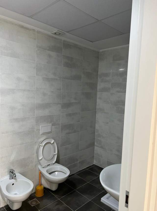Tirane, jepet me qera ambjent biznesi Kati 2, 75 m² 400 Euro (Ndre Mjeda)