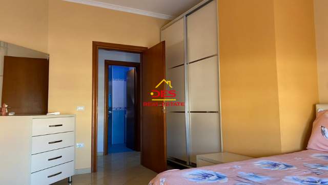 Vlore, jepet me qera apartament Kati 5, 300 Euro (Rruga Mis Durhan)