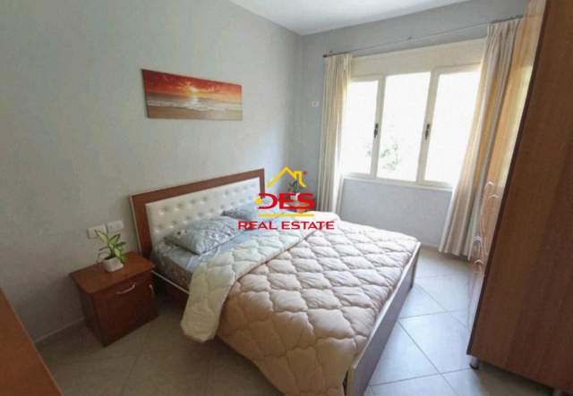 Vlore, jepet me qera apartament Kati 3, 95 m² 300 Euro (Rruga Dhimiter Konomi)