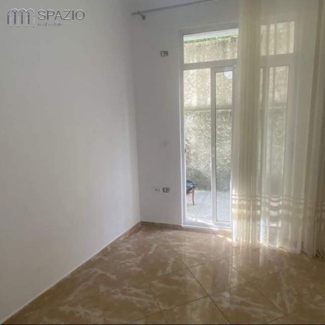 Tirane, shitet apartament 2+1 Kati 1, 90 m² 50.000 Euro (Rruga ''Thesarit'')