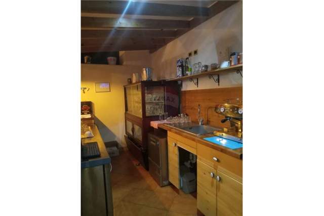 Tirane, jepet me qera lokal 122 m²  (sheshi willson)