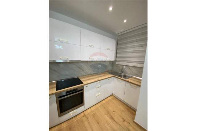 Tirane, jepet me qera apartament 3+1 Kati 4, 102 m² 750 Euro (BLLOKU)