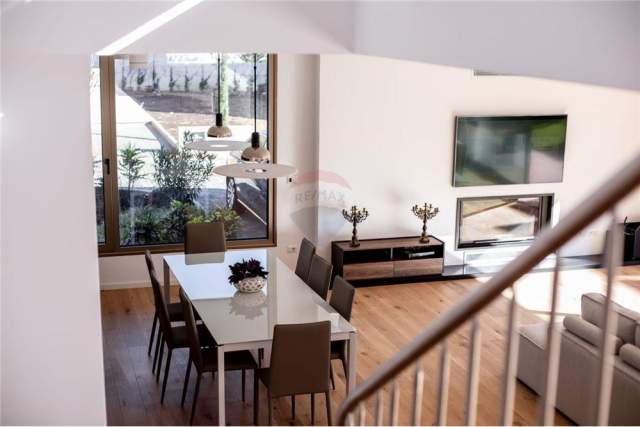 Tirane, jepet me qera apartament 3+1 540 m²  (teg)