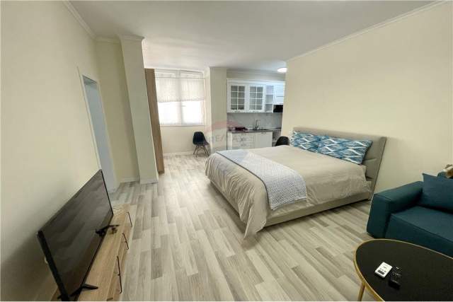 Tirane, jepet me qera apartament 1+1 50 m² 450 Euro (restorant piaza)