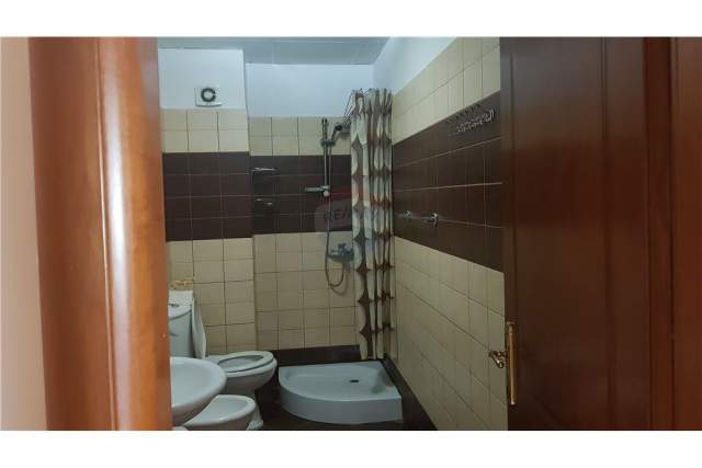 Tirane, jepet me qera apartament 2+1+BLK 80 m² 450 Euro (liqeni i thate)