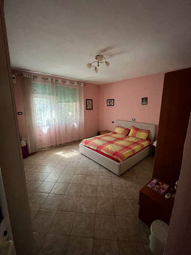 Tirane, jepet me qera Vile 2 Katshe 160 m² 1.200 Euro (Rruga Bardhyl)