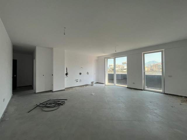 Tirane, jepet me qera apartament 1+1 100 m² 600 Euro (Kafe Flora)