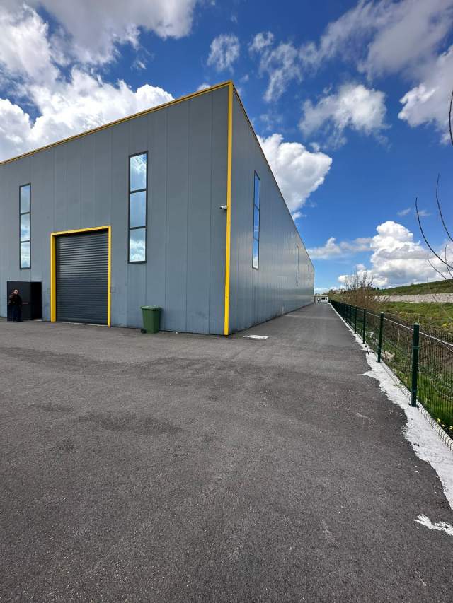 Shqiperi, jap me qera ambjent biznesi Kati 0, 4.800 m² 5.000 Euro (Tapize)
