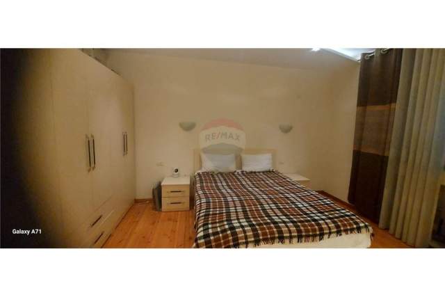 Tirane, jepet me qera apartament duplex 4+1 Kati 0, 140 m² 400 Euro (Kombinat)