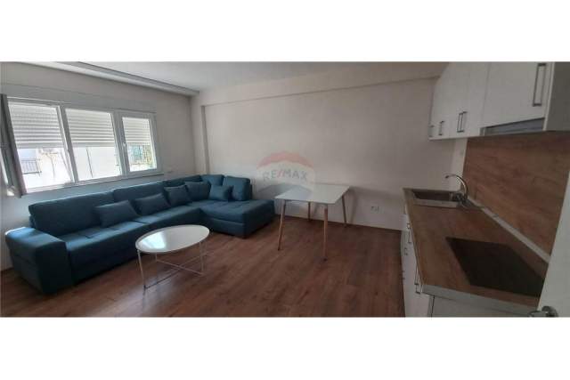 Tirane, jepet me qera apartament 1+1 Kati 5, 75 m² 600 Euro (Bllok)