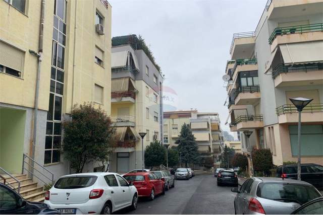 Tirane, jepet me qera zyre Kati 0, 70 m² 300 Euro (Kopshti Zoologjik)