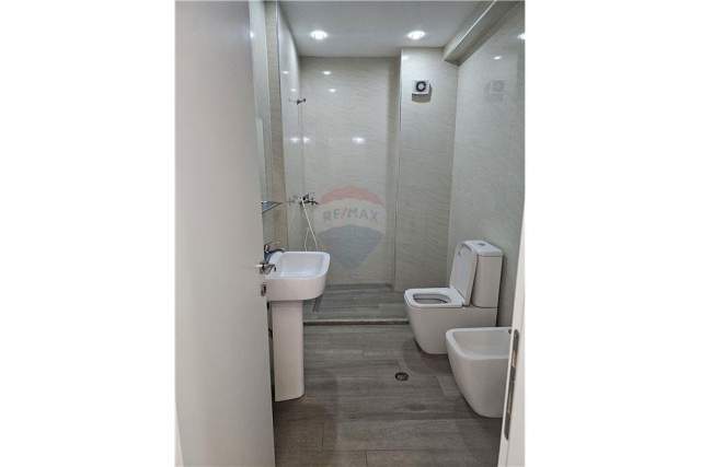 Tirane, jepet me qera apartament 1+1 Kati 1, 70 m² 490 Euro (Komuna e Parisit)