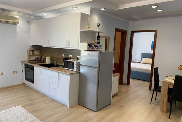 Tirane, jepet me qera apartament 1+1 600 Euro (Libri Universitar)
