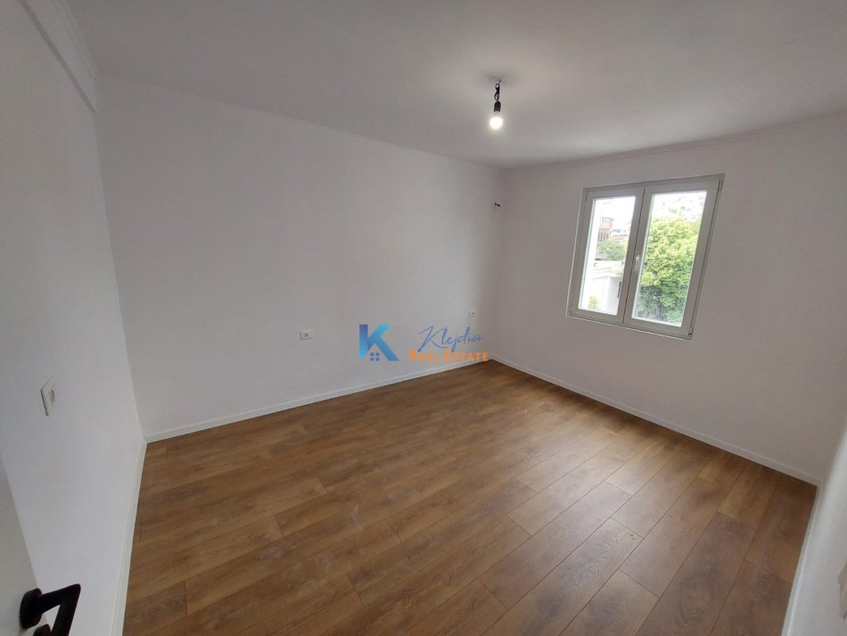 Tirane, shitet apartament 2+1 Kati 3, 64 m² 128.000 € (Brenda Unaze, Rruga Asim Vokshi)