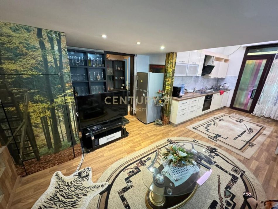 Tirane, jepet me qera apartament 2+1 Kati 2, 85 m² 650 € (liqen i thate)
