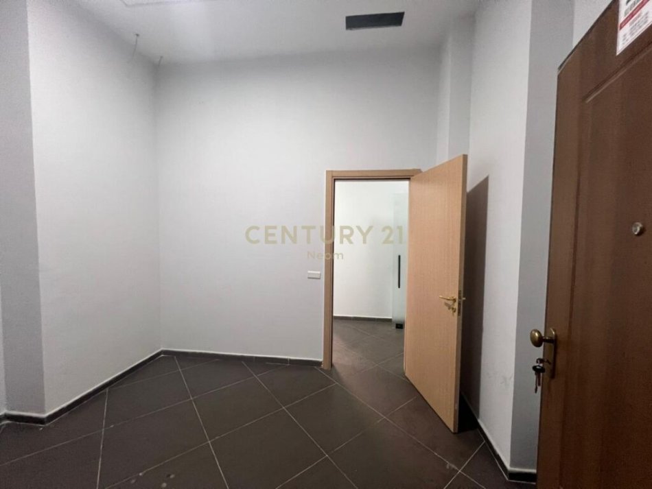 Tirane, jepet me qera apartament 1+1 Kati 8, 200 m² 2.000 € 