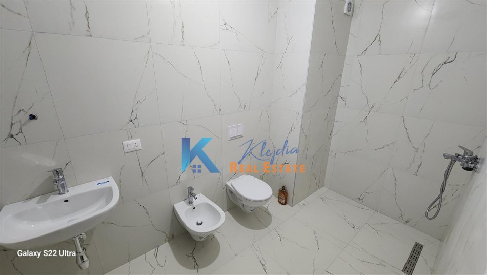 Tirane, jepet me qera dyqan Kati 6, 115 m² 550 € (Kompleksi Arlis, prane Farmacise nr.10)