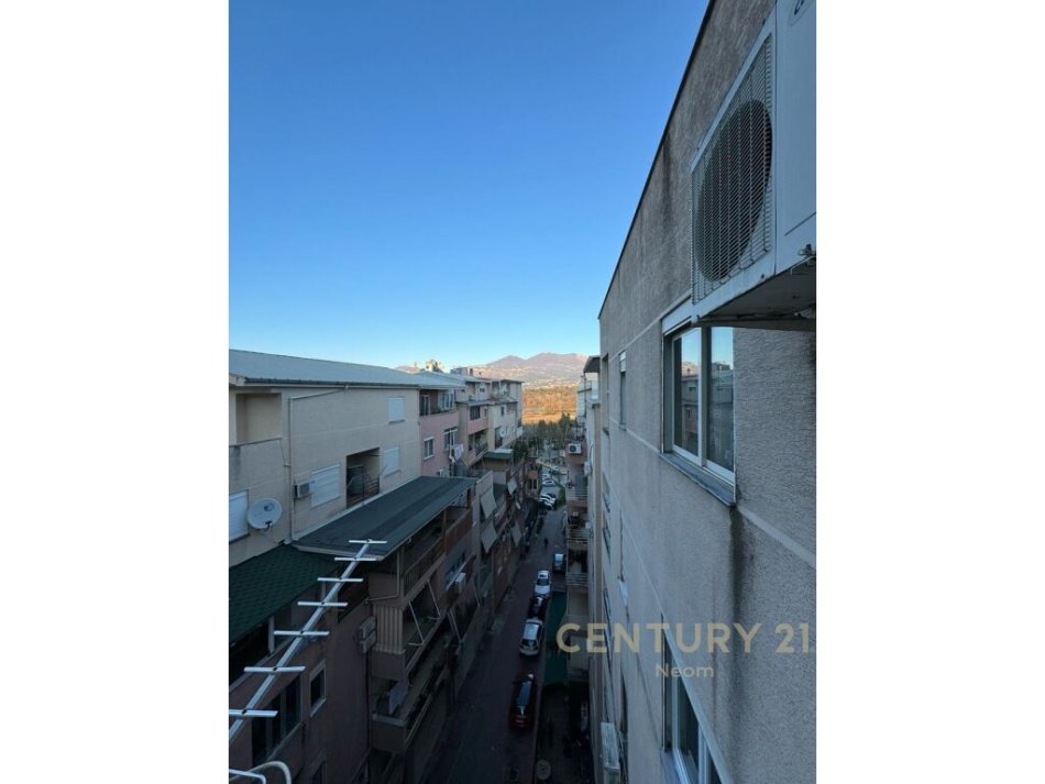 Tirane, shitet apartament 3+1 Kati 6, 175 m² 250.000 € (liqeni i thate)