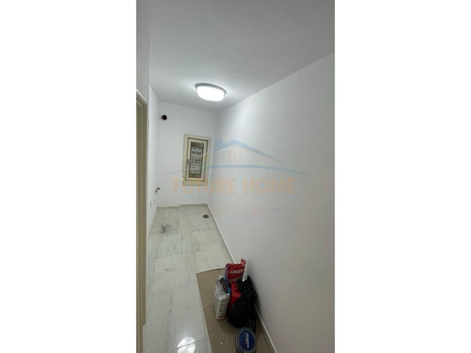 Qera, Ambient Biznesi, në Bllok, Tiranë. AREA38964