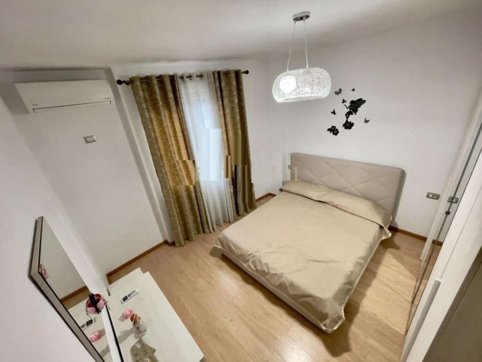 Tirane, jepet me qera 2+1 Kati 3, 700 € (Afer Kristal Ceneter)