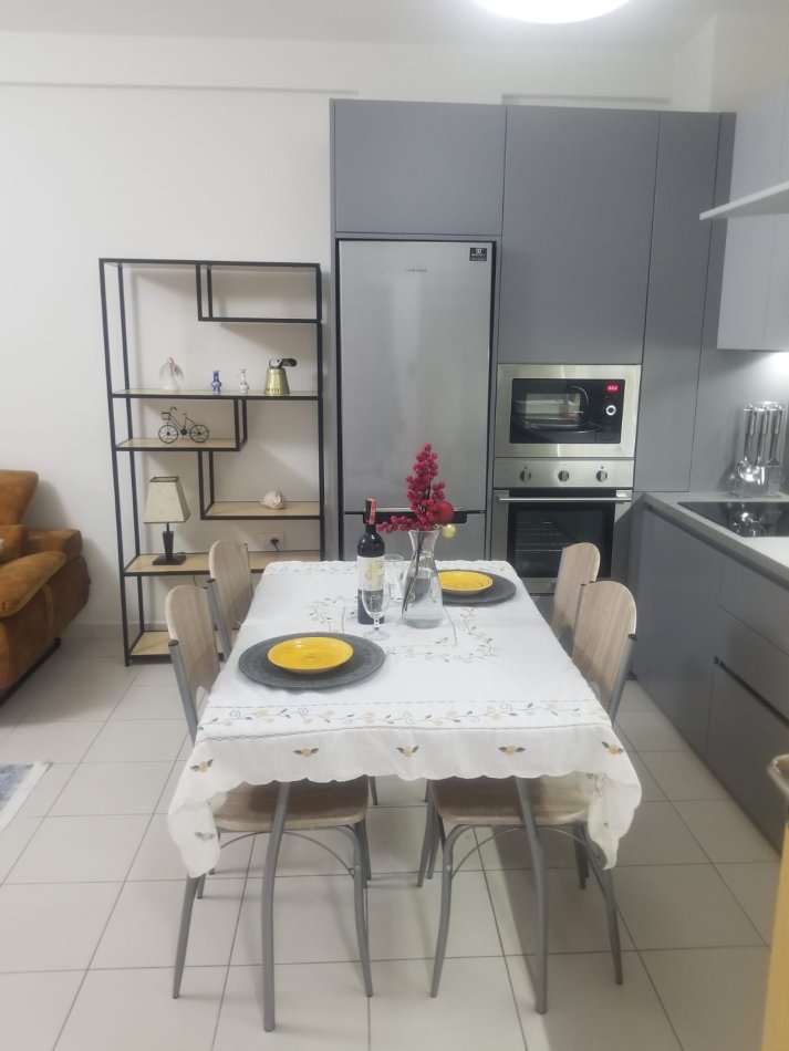 Tirane, jepet me qera apartament 1+1+Ballkon Kati 3, 68 m² 500 € (Rruga Peti)