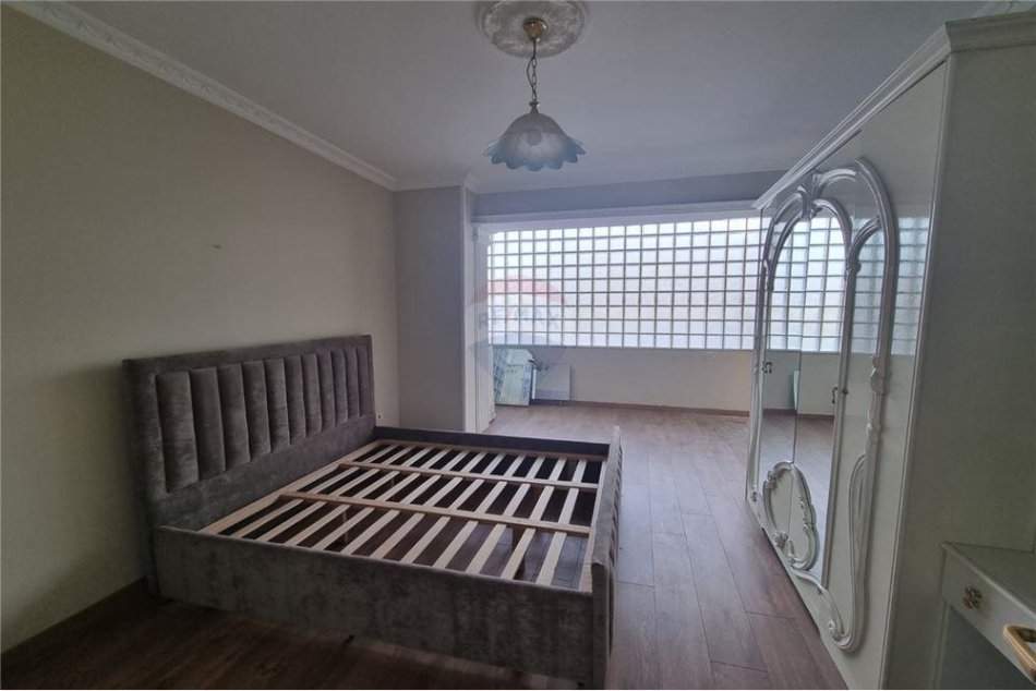 Tirane, jepet me qera zyre Kati 3, 235 m² 1.400 € (Rruga Sami Frasheri - LSI)