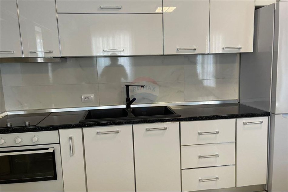 Tirane, jepet me qera apartament 2+1 , 77 m² 500 € (rruga foto xhadella - Astir)