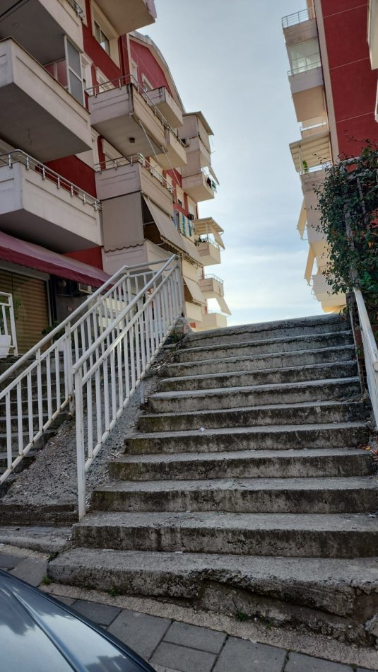 Shitet:  Garzoniere/ Dyqan  ( Selitë - Fiks te Rrethi, me pamje ) Verande e Shfrytezueshme