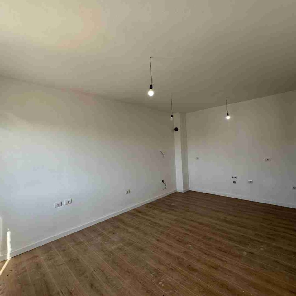 Tirane, shitet apartament 3+1+Ballkon Kati 9, 104 m² 160.673 € (Laprake)