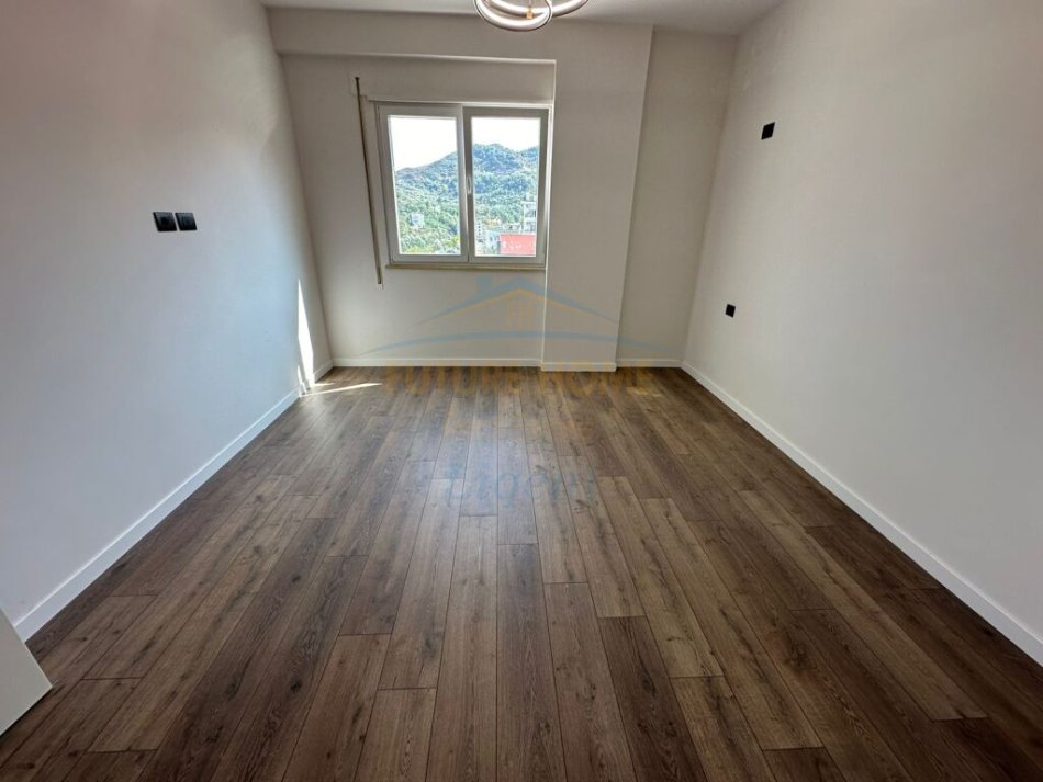 Tirane, shitet apartament 2+1+Ballkon Kati 5, 120 m² 230.000 € (Liqeni i Thate)