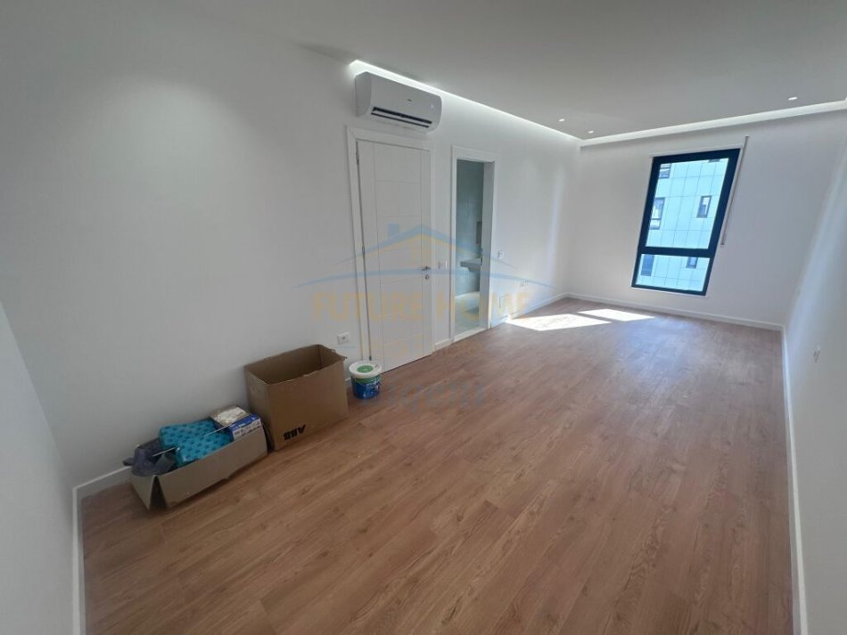 Tirane, shitet 2+1+Ballkon Kati 3, 200,000 € (Porcelan)