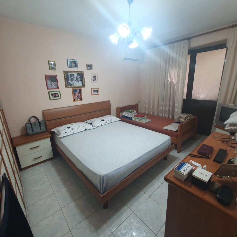 SHITET:  Apartament 1+1/zona: Naim Frashëri/ Mbrapa bllokut të ambasadave