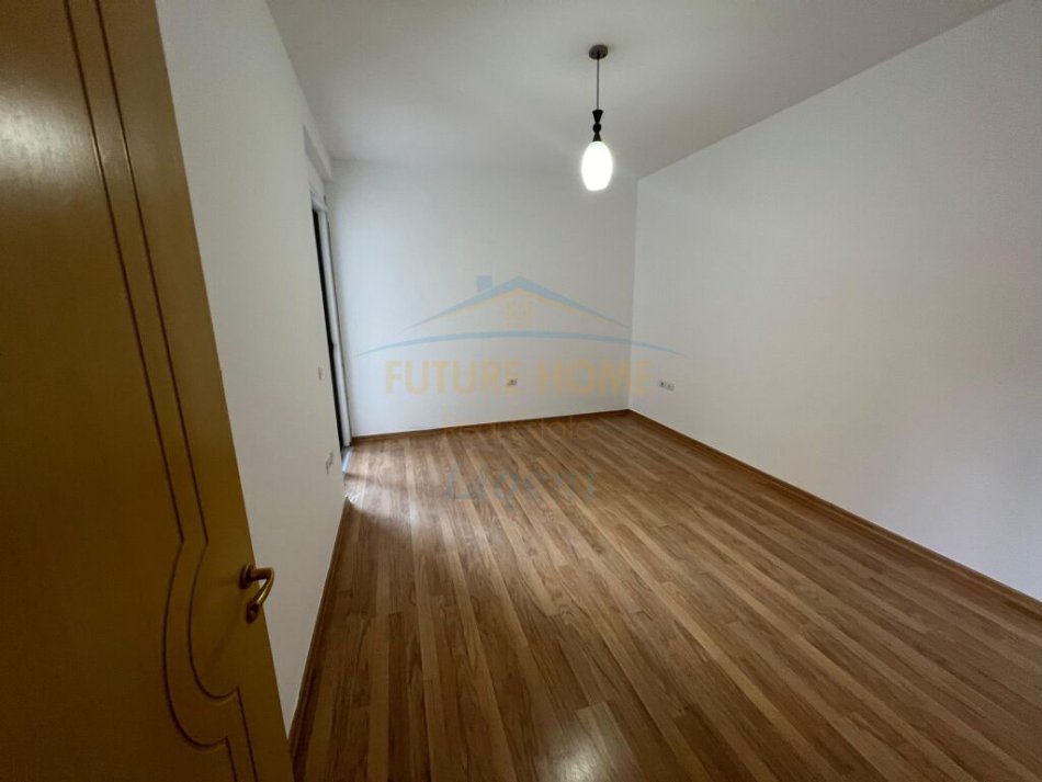 Tirane, jepet me qera 2+1 Kati 2, 108 m² 550 € (Liqeni i Thate, Me pamje nga Liqeni)