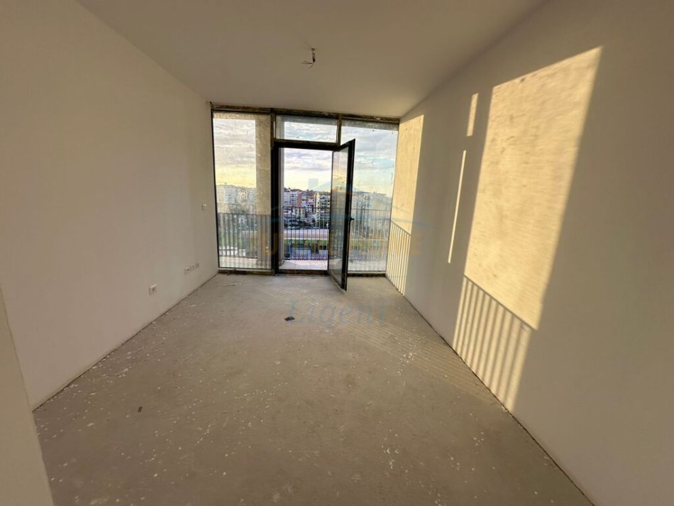 Tirane, shitet 2+1+Ballkon Kati 8, 217 m² 599.000 € (Lake View, Rruga e Kosovareve)