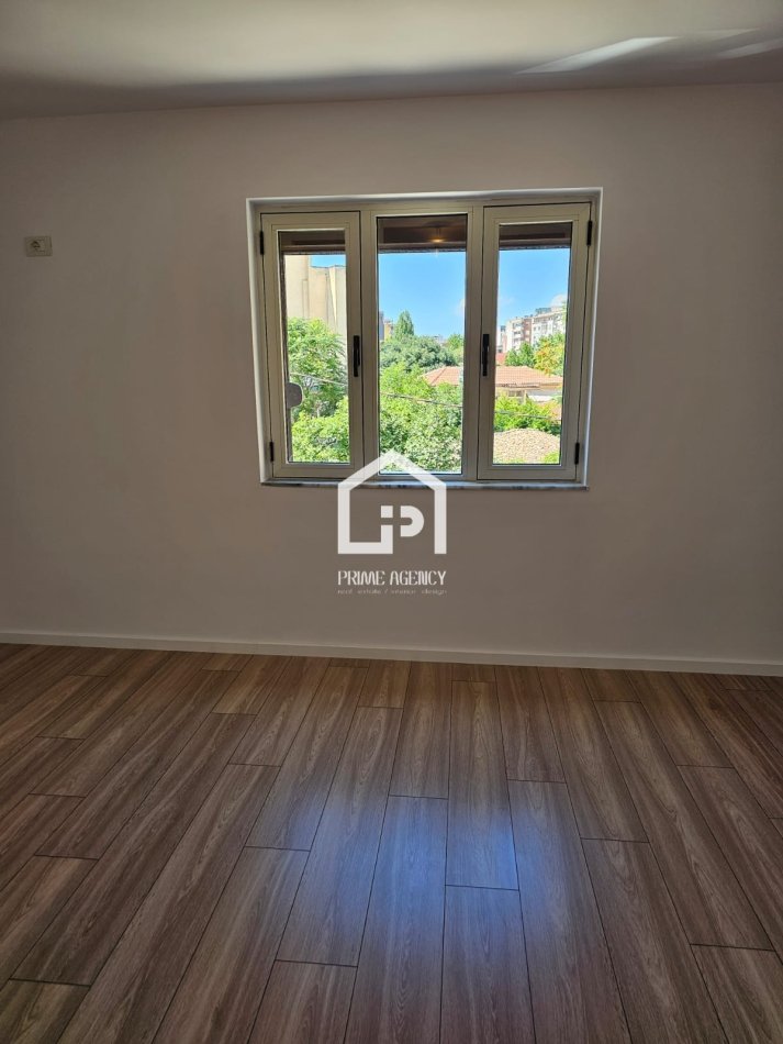 Shitet: Apartament 1+1 /Zona : Xhamia e Tabakëve