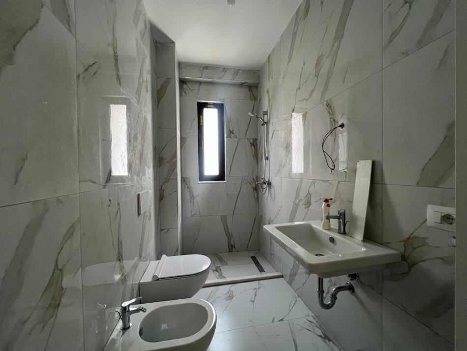 Tirane, jepet me qera apartament 1+1 Kati 2, 100 m² 500 € 