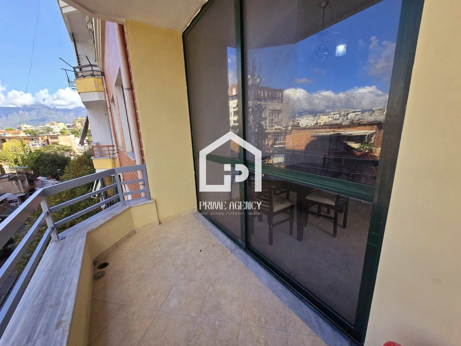 SHITET APARTAMENT 1+1/21 Dhjetori/ Pranë Market Joena