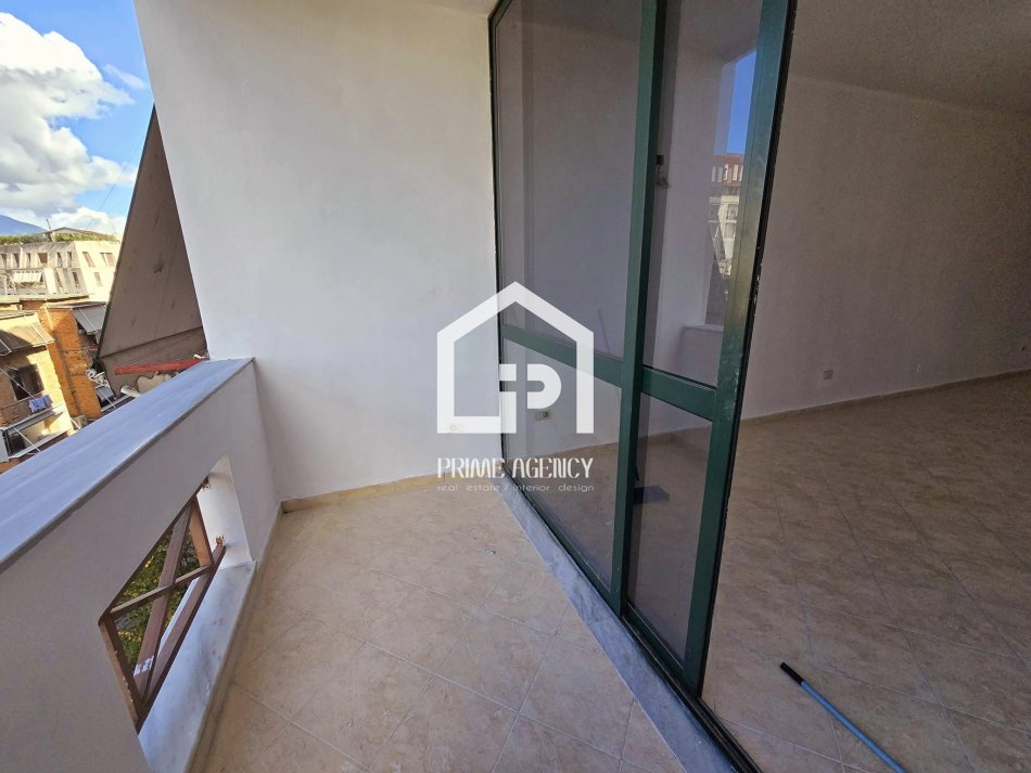SHITET APARTAMENT 1+1/21 Dhjetori/ Pranë Market Joena