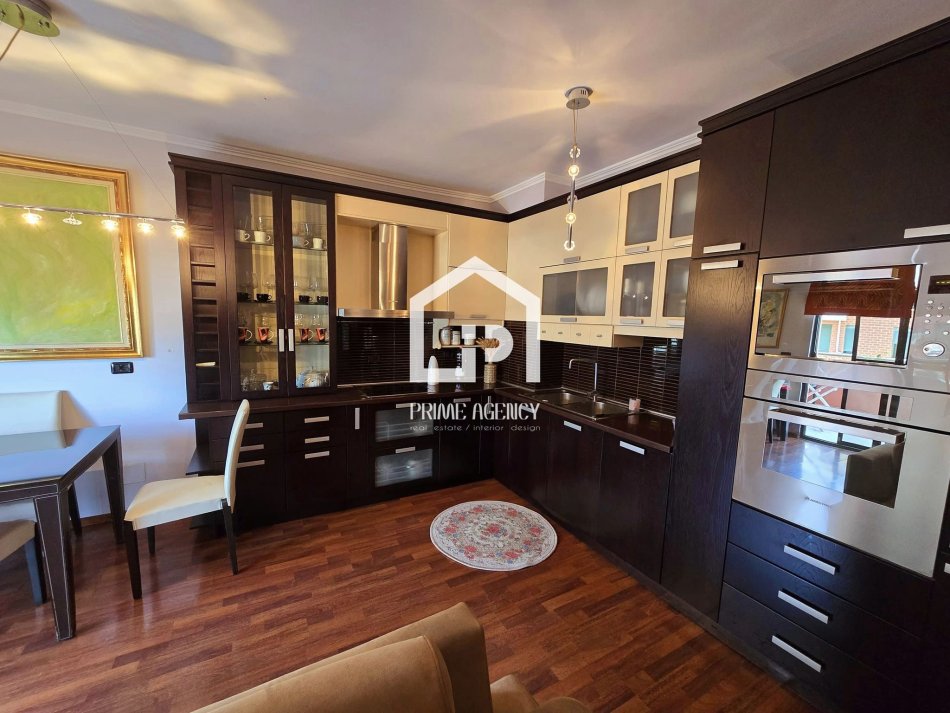 SHITET: Super APARTAMENT 2+1+2/ Pranë Market Joena_ Zona: 21 Dhjetori