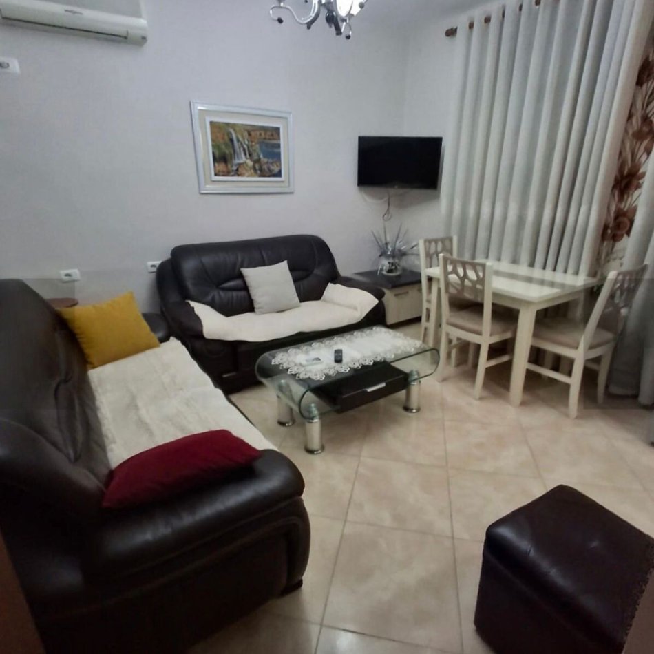 Tirane, jepet me qera apartament 1+1 Kati 1, 55 m² 450 € (Medrese)