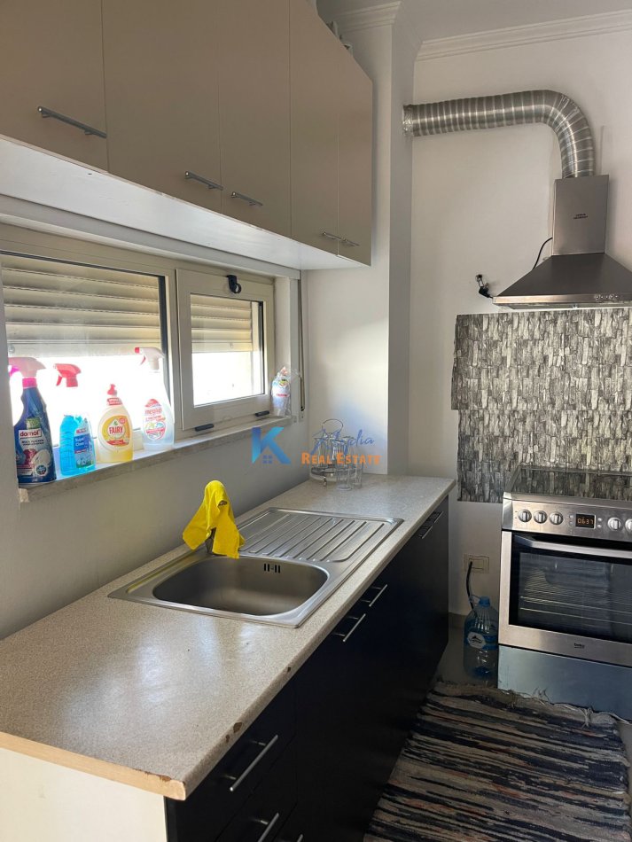 Tirane, jap me qera apartament 2+1+Ballkon Kati 4, 85 m² 650 € (Te Komuna e Parisit, afer Kristal Center)